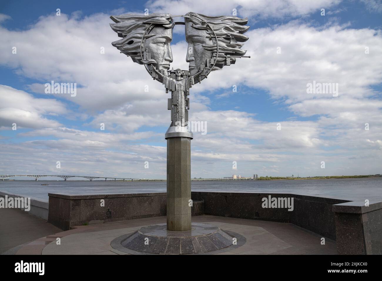 SARATOV, RUSSIA - 3 MAGGIO 2024: Scultura "amanti" sull'argine del fiume Volga. Saratov, Russia Foto Stock