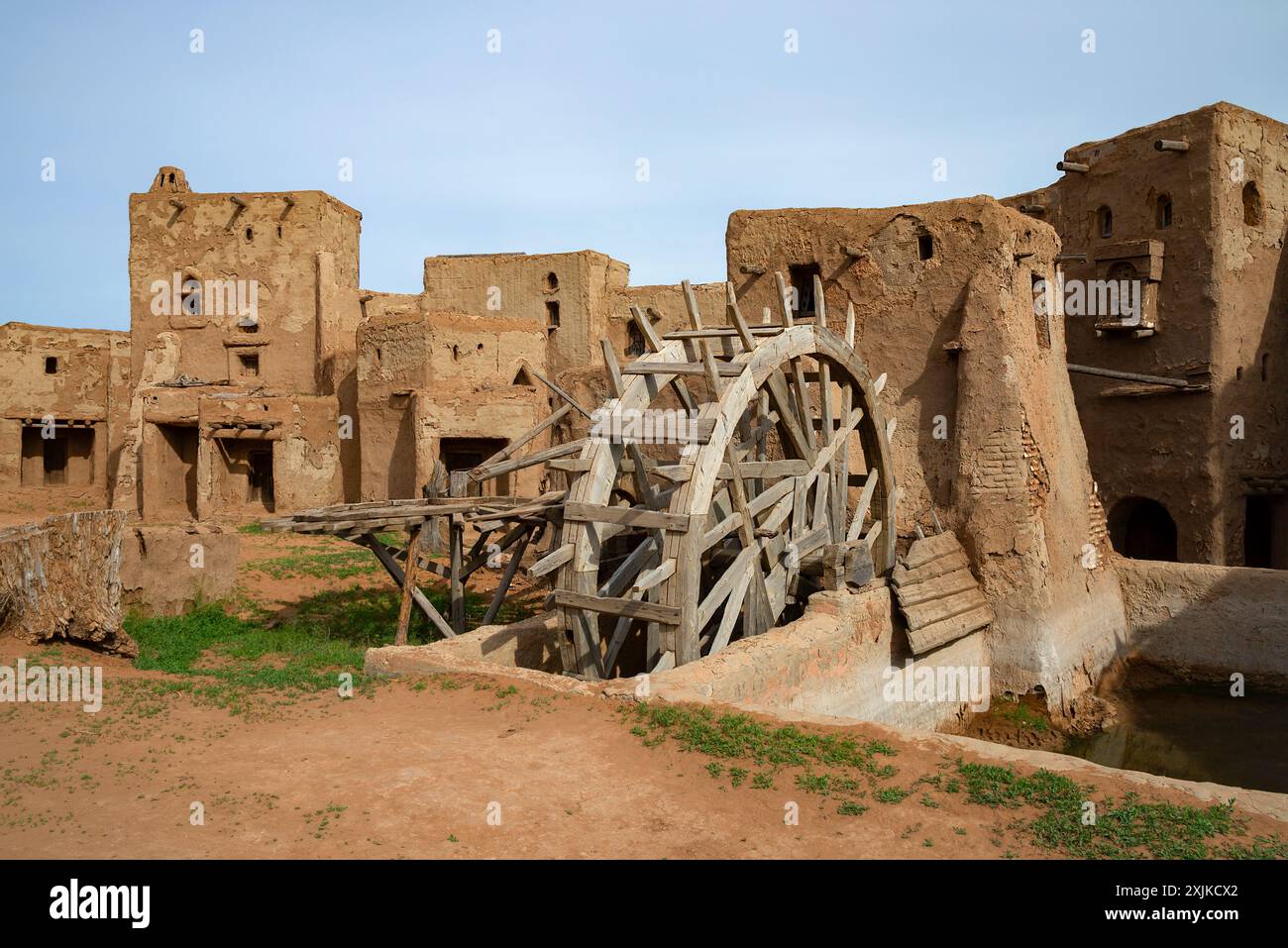 REGIONE DI ASTRAKHAN, RUSSIA - 7 MAGGIO 2024: La ruota del sistema di approvvigionamento idrico dell'antica città di Sarai Batu, la capitale dell'Orda d'Oro (Reco Foto Stock