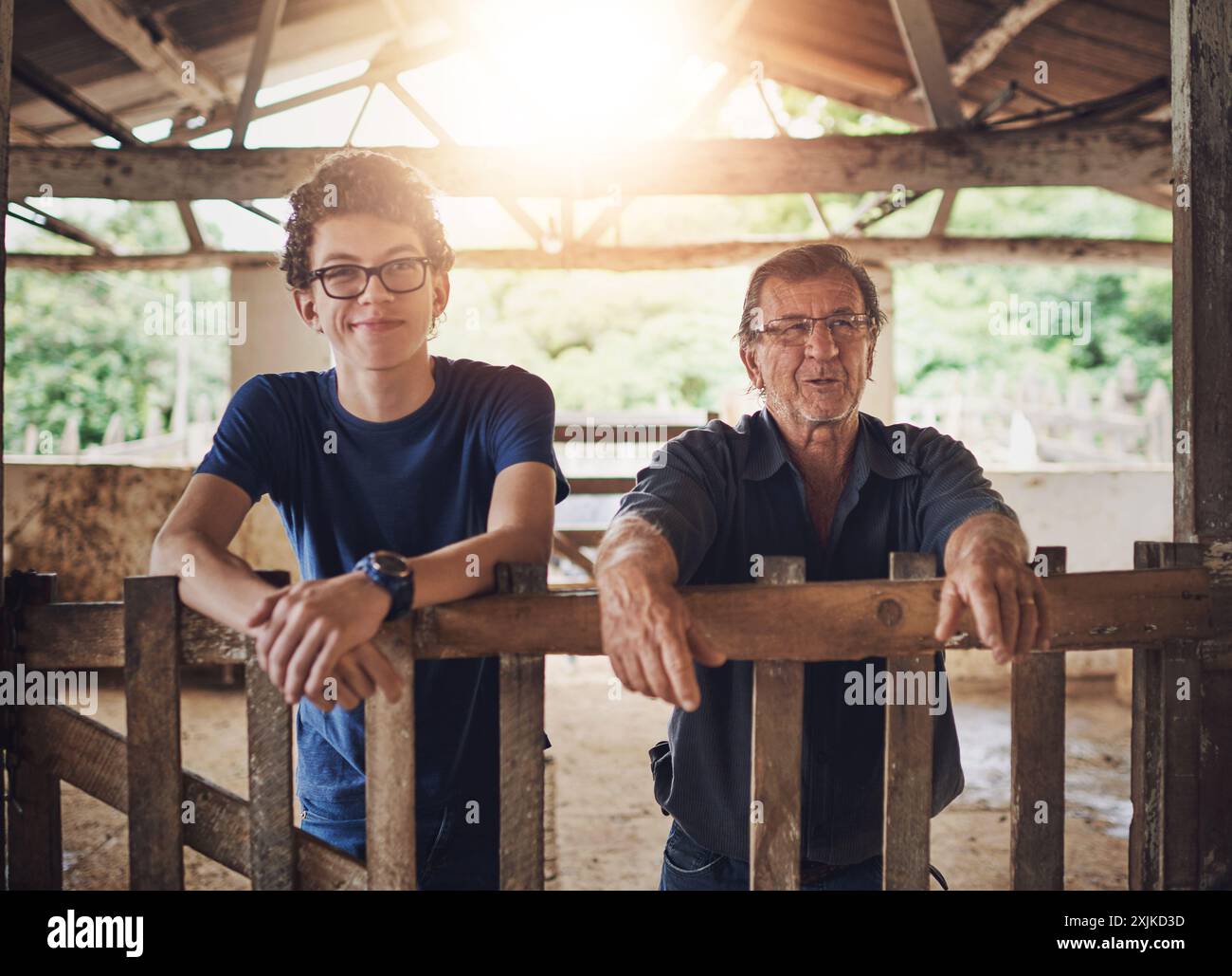 Padre, figlio e insieme nel ranch per l'allevamento con bestiame, sostenibilità o attività di famiglia per il futuro. Uomini, capannoni e agricoltura con l'ecologia Foto Stock