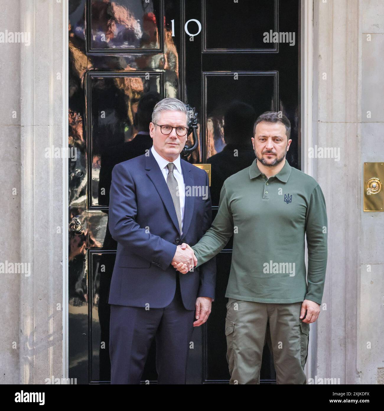 Londra, 19 luglio 2024. Sir Keir Starmer, primo ministro del Regno Unito, dà il benvenuto a Volodymyr Zelensky (scritto anche Zelenskyy o Zelenski), presidente dell'Ucraina, oggi a Downing Street a Londra. Crediti: Imageplotter/Alamy Live News Foto Stock