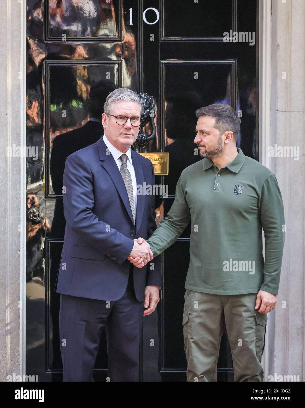 Londra, 19 luglio 2024. Sir Keir Starmer, primo ministro del Regno Unito, dà il benvenuto a Volodymyr Zelensky (scritto anche Zelenskyy o Zelenski), presidente dell'Ucraina, oggi a Downing Street a Londra. Crediti: Imageplotter/Alamy Live News Foto Stock