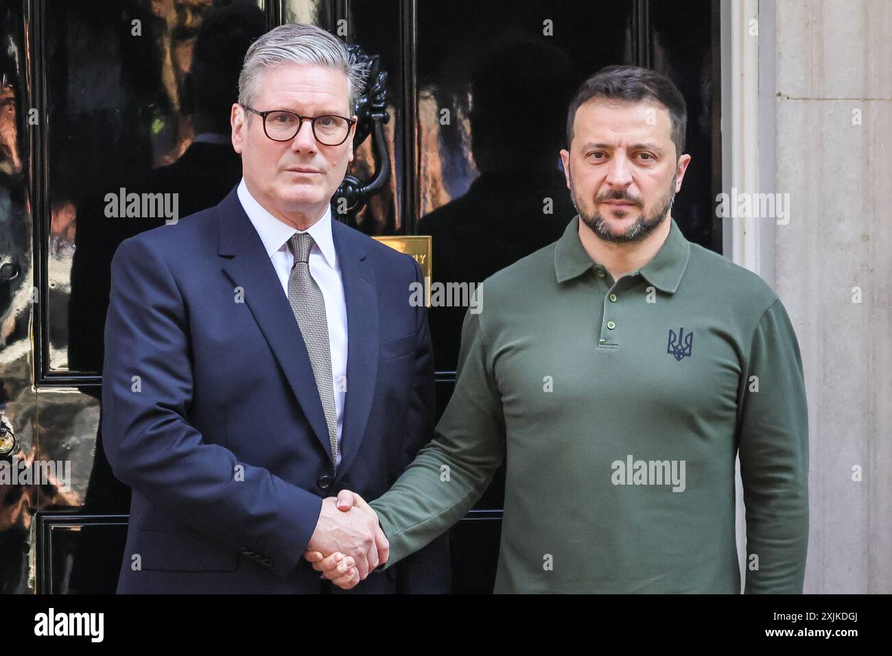 Londra, 19 luglio 2024. Sir Keir Starmer, primo ministro del Regno Unito, dà il benvenuto a Volodymyr Zelensky (scritto anche Zelenskyy o Zelenski), presidente dell'Ucraina, oggi a Downing Street a Londra. Crediti: Imageplotter/Alamy Live News Foto Stock