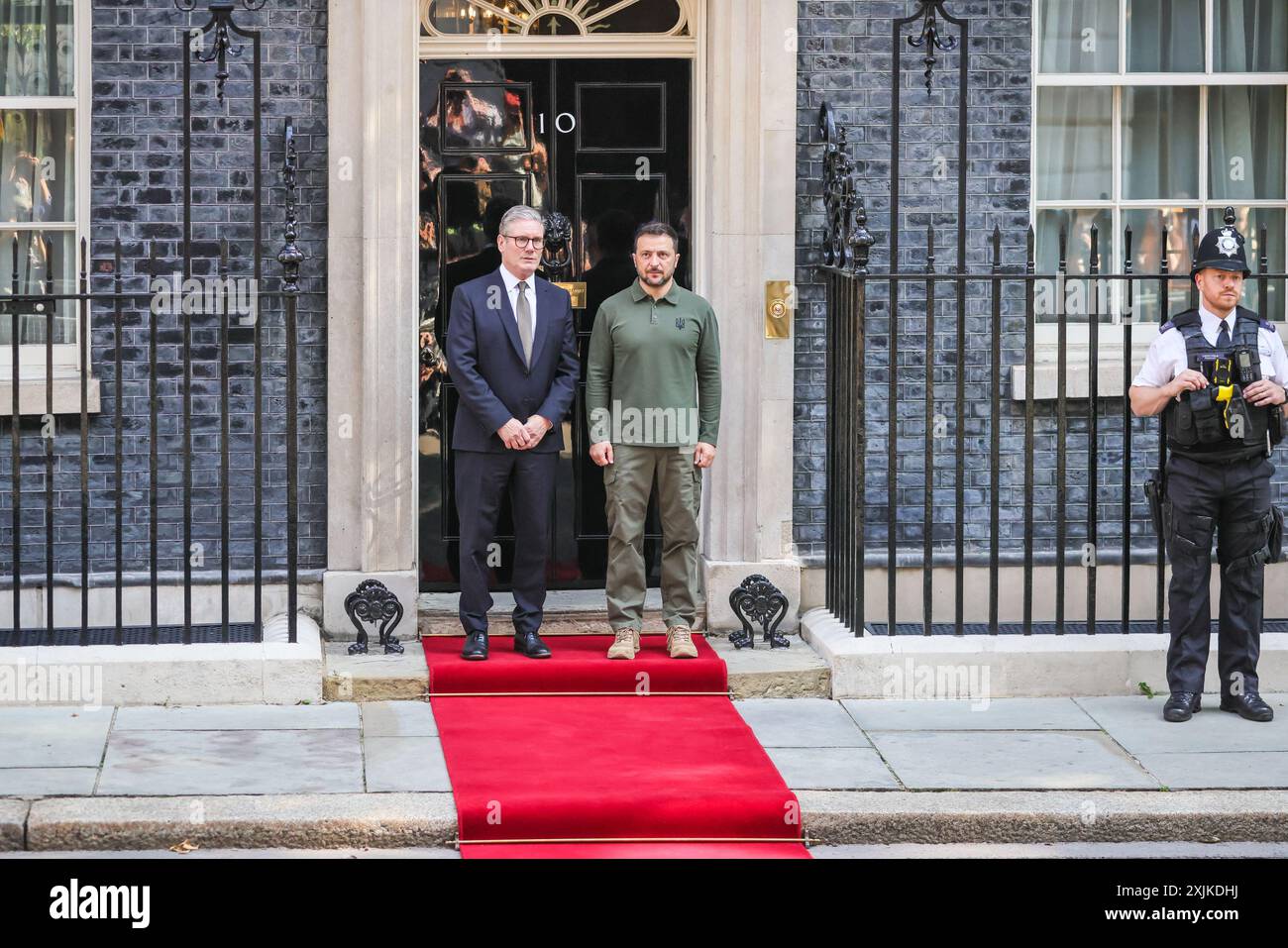 Londra, 19 luglio 2024. Sir Keir Starmer, primo ministro del Regno Unito, dà il benvenuto a Volodymyr Zelensky (scritto anche Zelenskyy o Zelenski), presidente dell'Ucraina, oggi a Downing Street a Londra. Crediti: Imageplotter/Alamy Live News Foto Stock