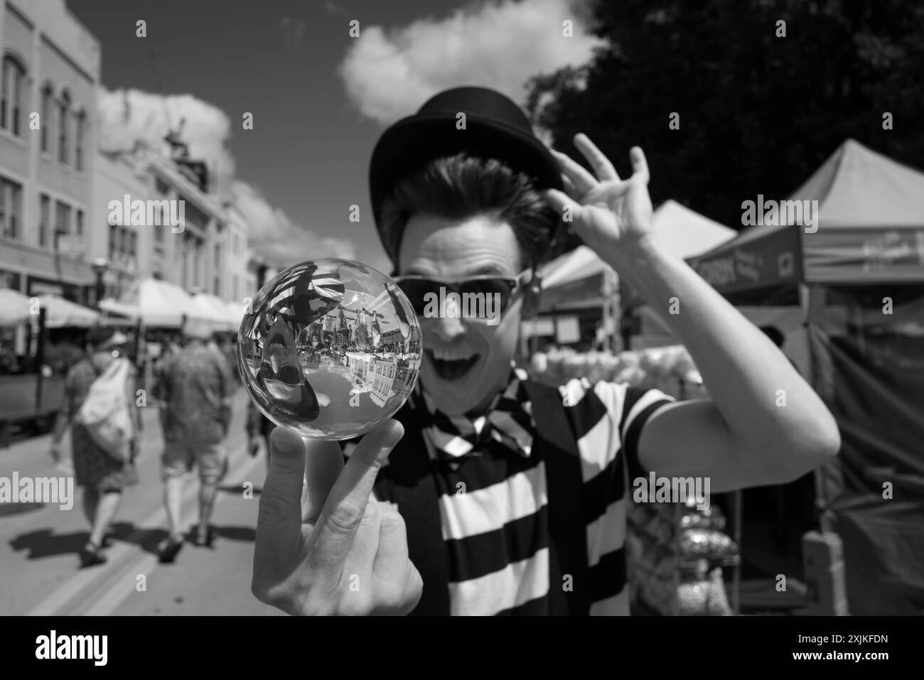 Un artista di strada che fa una palla di vetro galleggiante alla Ann Arbor Art Fair, Ann Arbor Michigan USA Foto Stock