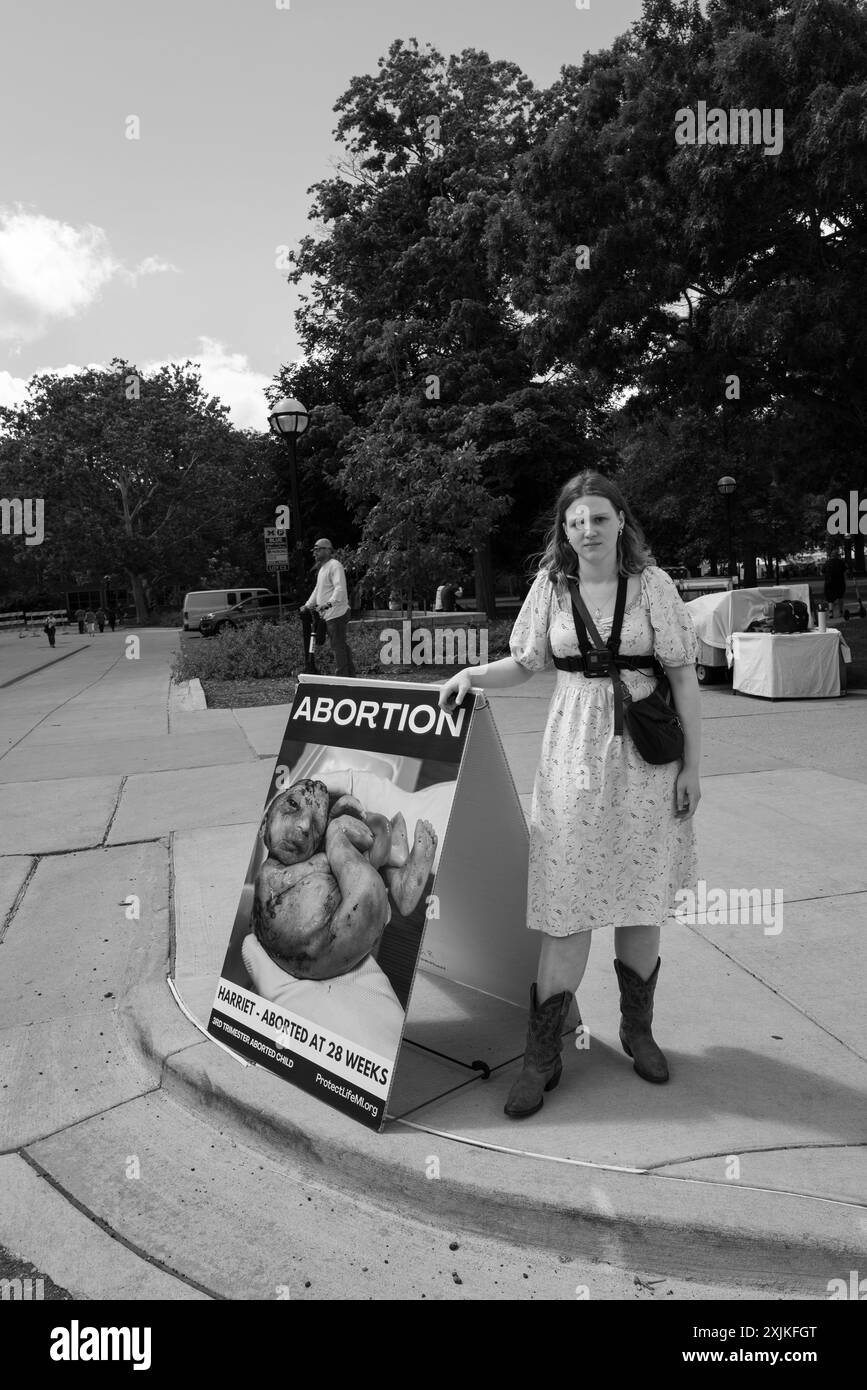 Una donna con un segno anti-aborto che mostra un feto abortito, ad Ann Arbor Michigan USA Foto Stock