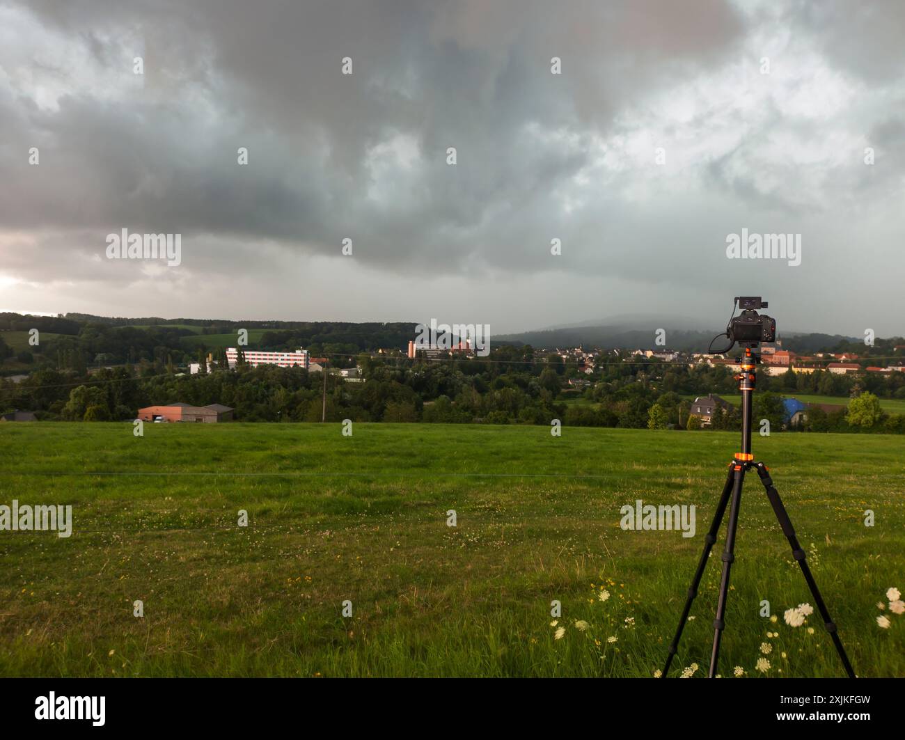 Una macchina fotografica su un treppiede in un campo che si affaccia sulla piccola città di Rochlitz in Sassonia, Germania Foto Stock