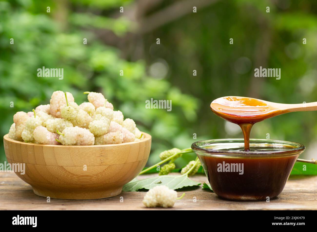 Melassa di gelso in un recipiente di vetro con gelso bianco fresco Foto Stock