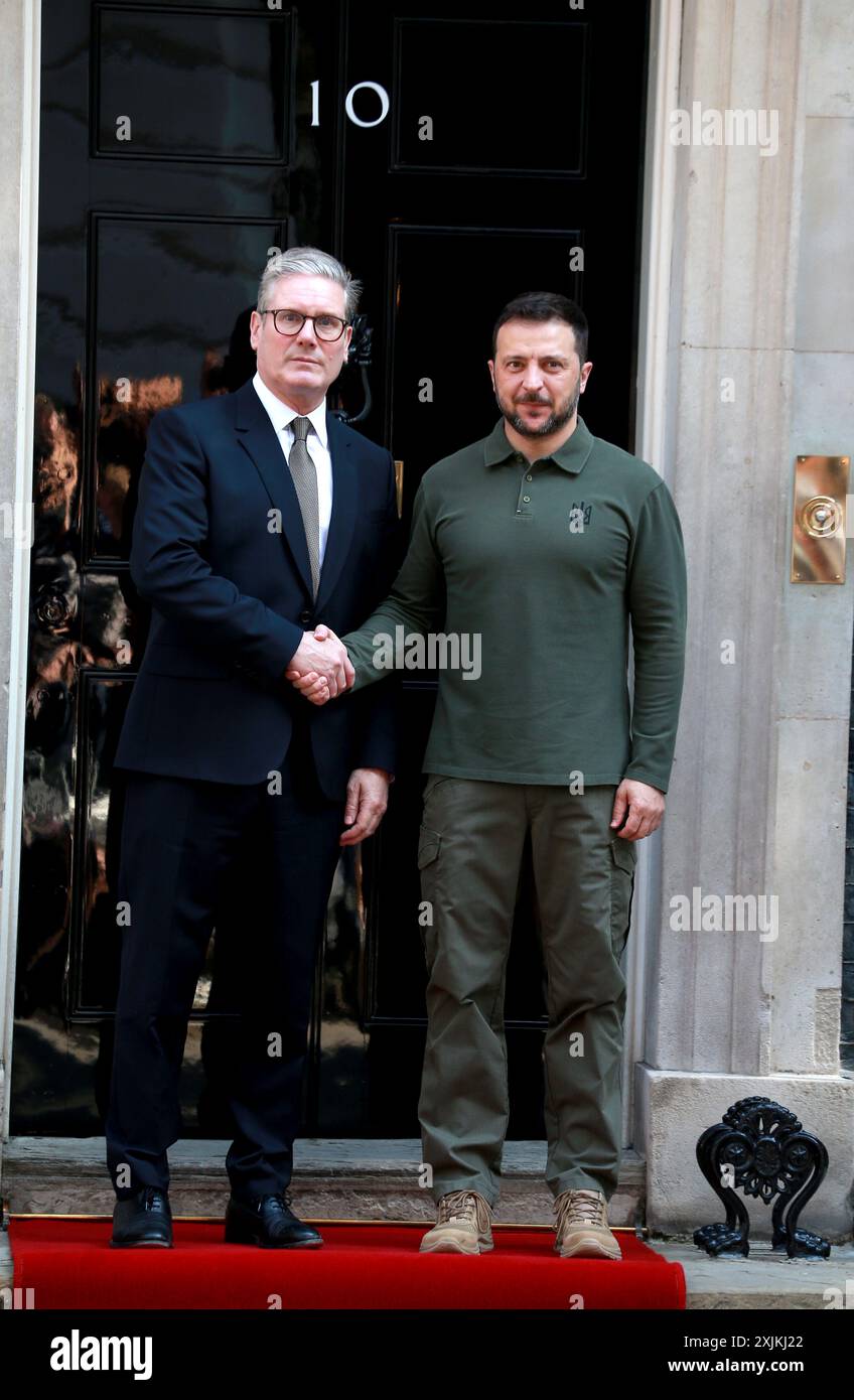 Londra, Regno Unito. 19 luglio 2024. Il primo ministro britannico Keir Starmer saluta il presidente ucraino Volodymyr Zelenskyy al 10 di Downing Street a Londra. (Foto di Fred Duval/SOPA Images/Sipa USA) credito: SIPA USA/Alamy Live News Foto Stock