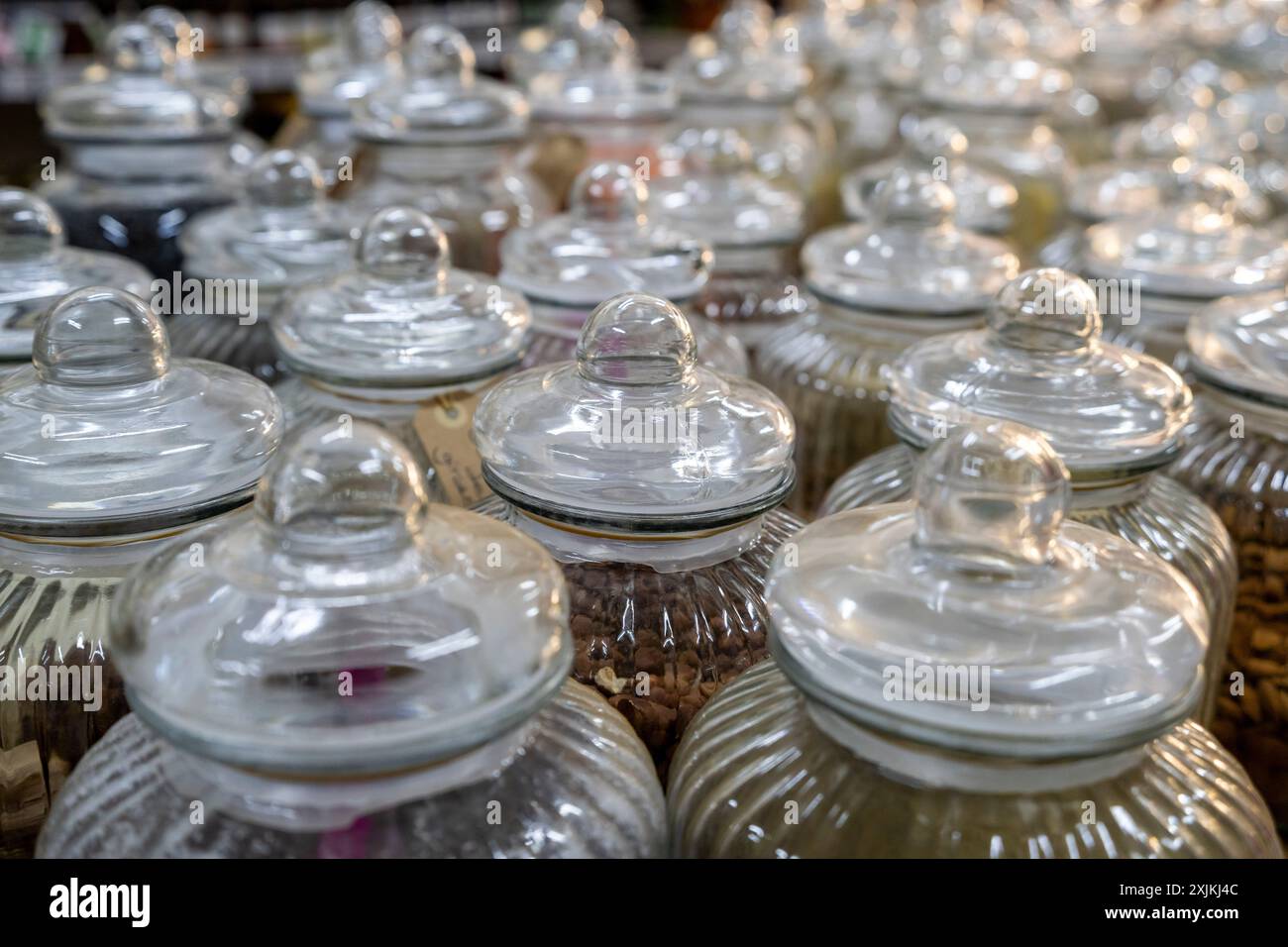 Vasi di vetro con prodotti ecologici, negozio ecologico, Granada, Andalusia, Spagna Foto Stock