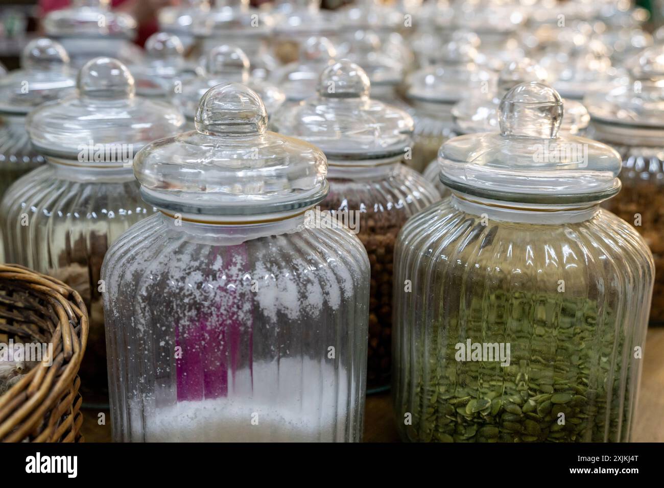 Vasi di vetro con prodotti ecologici, negozio ecologico, Granada, Andalusia, Spagna Foto Stock