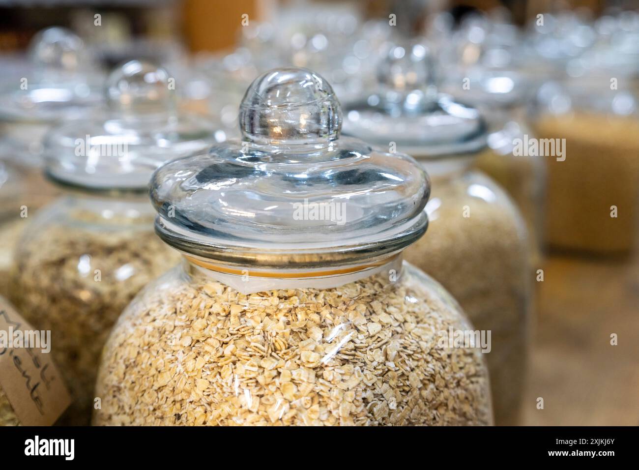 Vasi di vetro con prodotti ecologici, negozio ecologico, Granada, Andalusia, Spagna Foto Stock