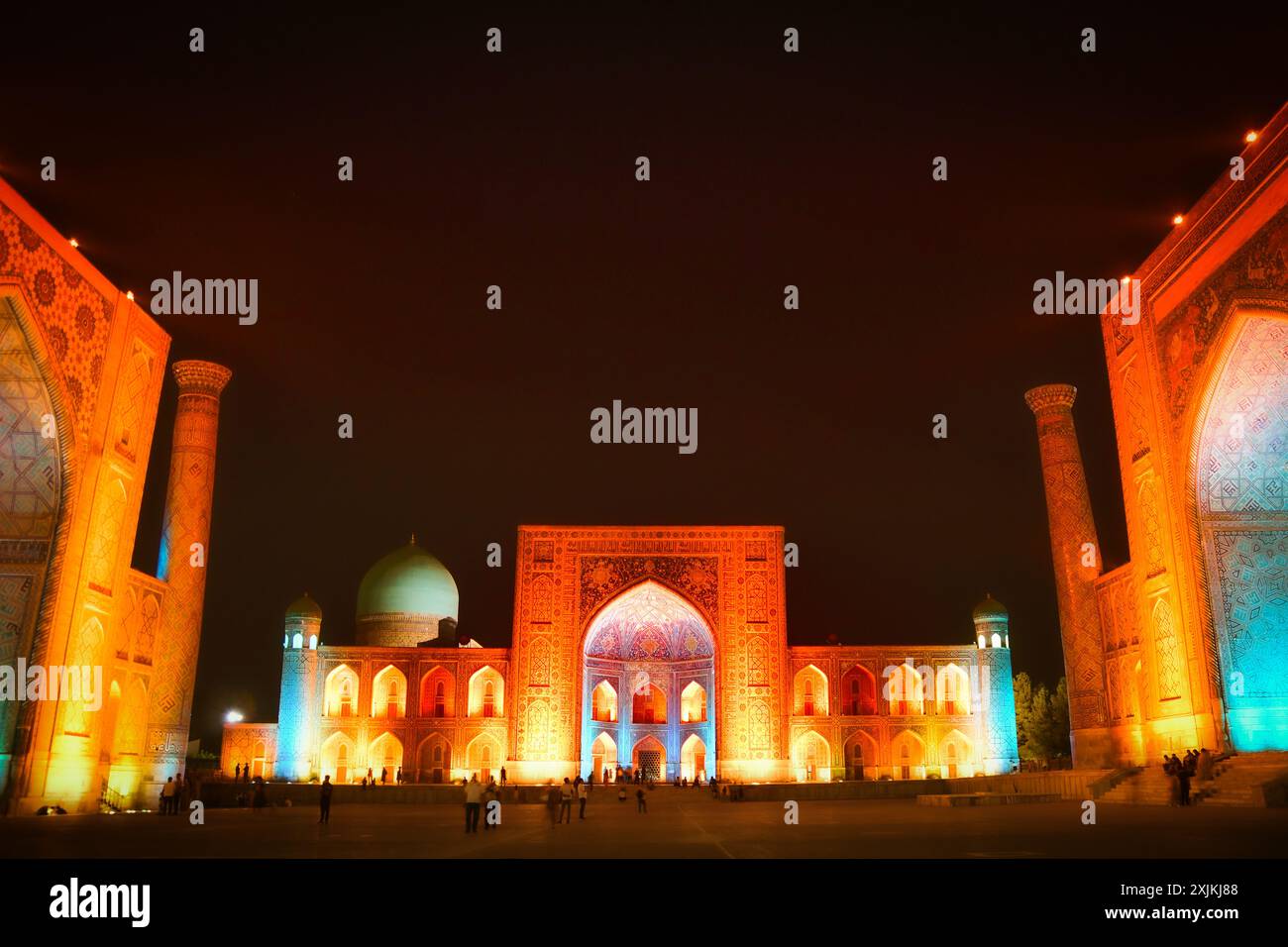 Samarcanda, Uzbekistan - 10 ottobre 2023: Il Registan - cuore della città di Samarcanda dell'Impero timuride. Tre madrasa. patrimonio mondiale dell'UNESCO Foto Stock