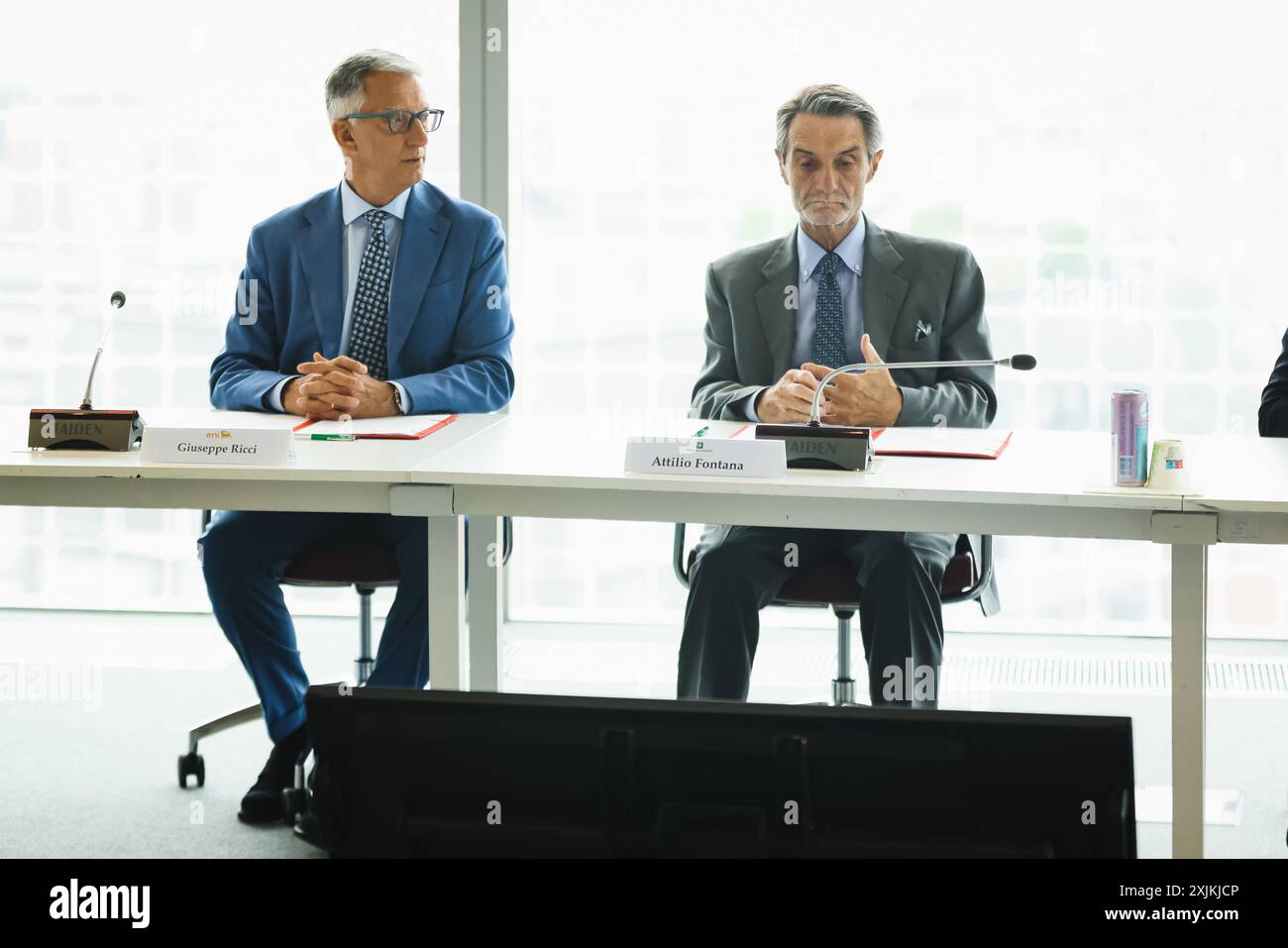 Milano, firma del protocollo d'intesa tra regione Lombardia e Eni Spa a Palazzo Lombardia. Nella foto: Attilio Fontana e Giuseppe Ricci Foto Stock