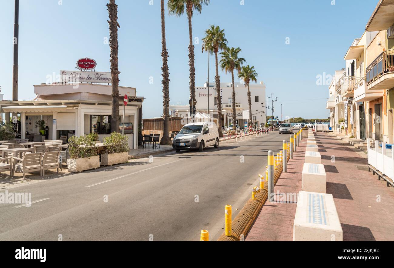 Porto Cesareo, Puglia, Italia - 8 ottobre 2023: Via nel centro di Porto Cesareo, località balneare sul Mar Ionio in Puglia, provincia di Lecce. Foto Stock