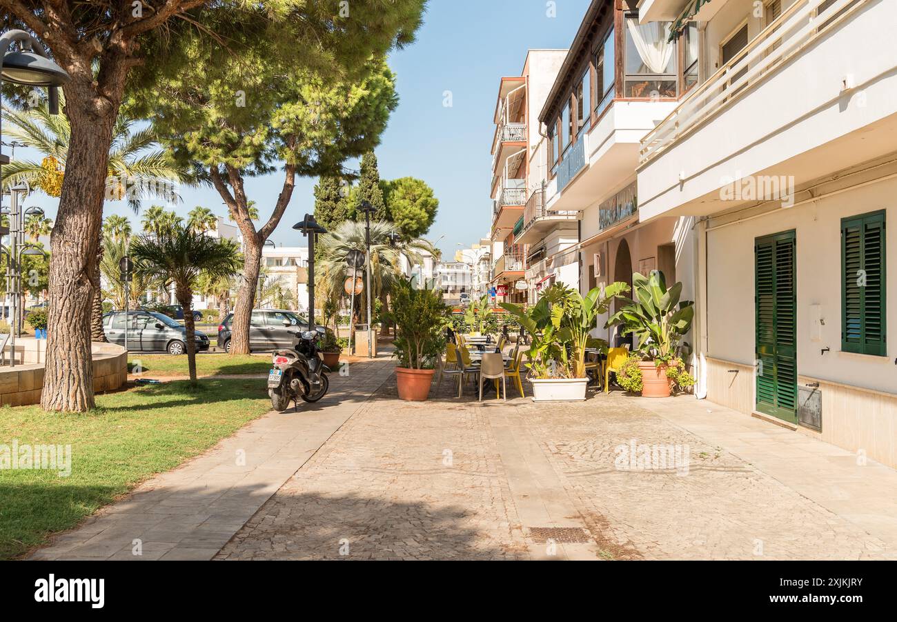 Porto Cesareo, Puglia, Italia - 8 ottobre 2023: Via nel centro di Porto Cesareo, località balneare sul Mar Ionio in Puglia, provincia di Lecce. Foto Stock
