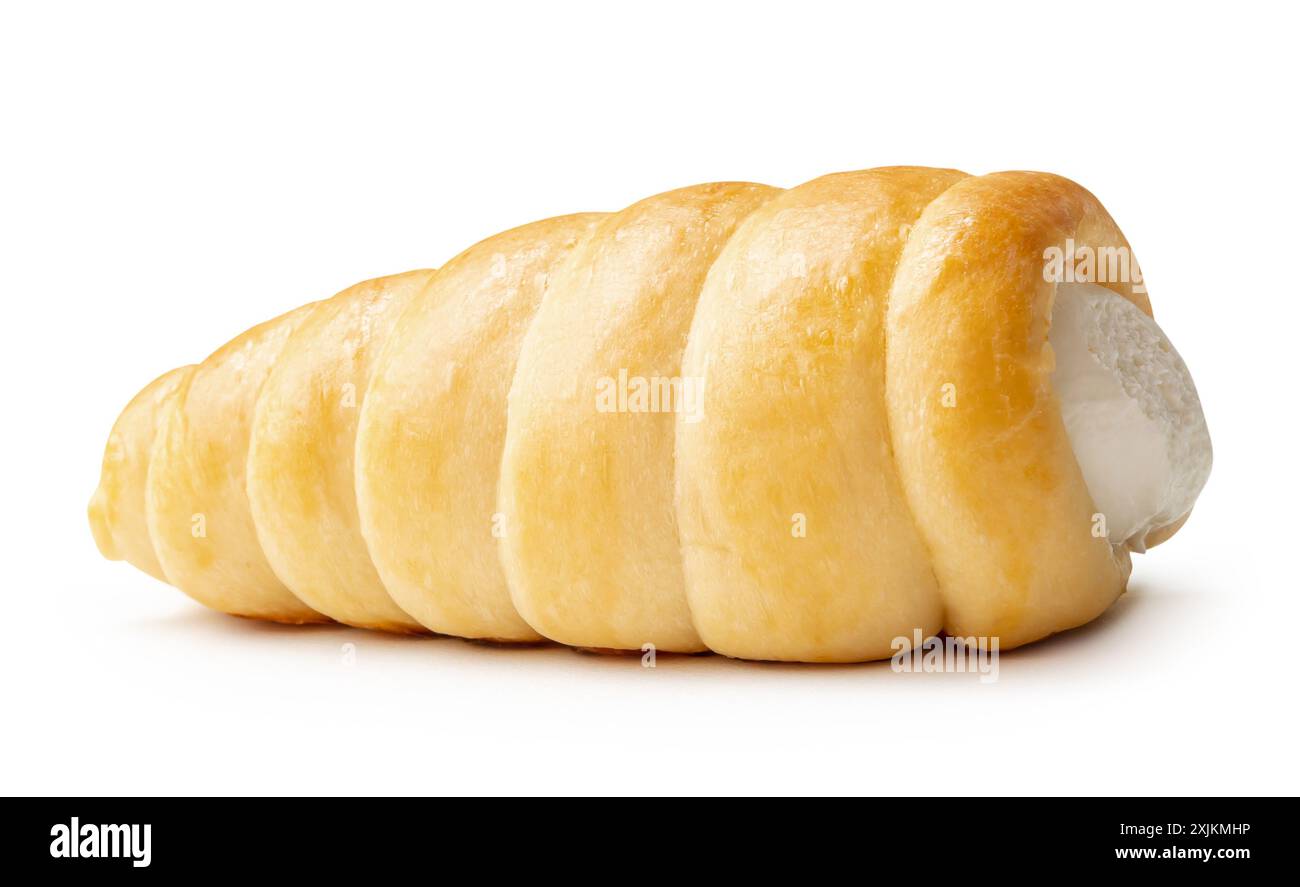 La vista laterale del corno marrone della crema di pasta sfoglia è isolata su sfondo bianco con percorso di ritaglio. Foto Stock