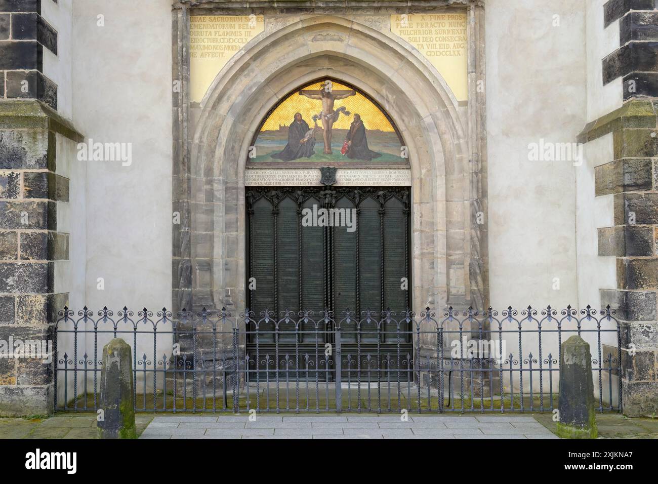 Tutte le Chiesa di San o Chiesa del Castello, Theses door where Martin Lutero Posted in Latino le sue 95 tesi, Lutero City Wittenberg, Sassonia Anhalt, Germania Foto Stock