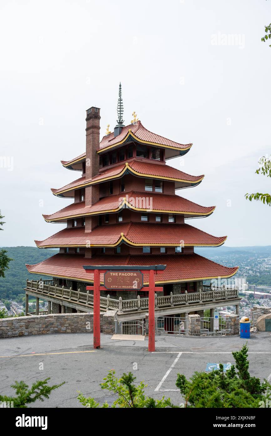 Panoramica di una pagoda asiatica che si affaccia su una foresta e una città. Foto Stock
