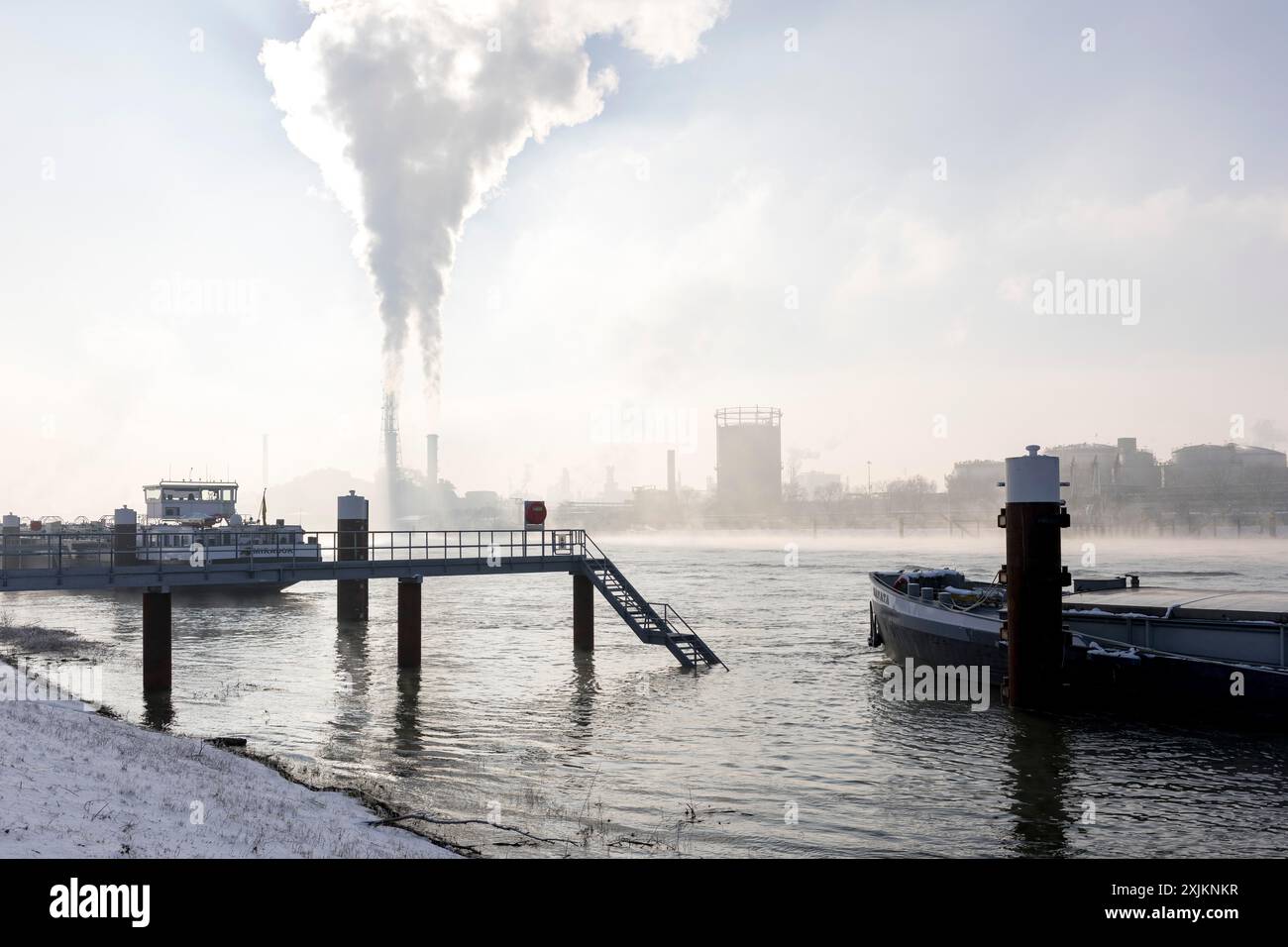 Molo presso il sito BASF sulle rive del Reno, società chimica, navi da carico, nebbia, Ludwigshafen, Renania-Palatinato, Germania Foto Stock