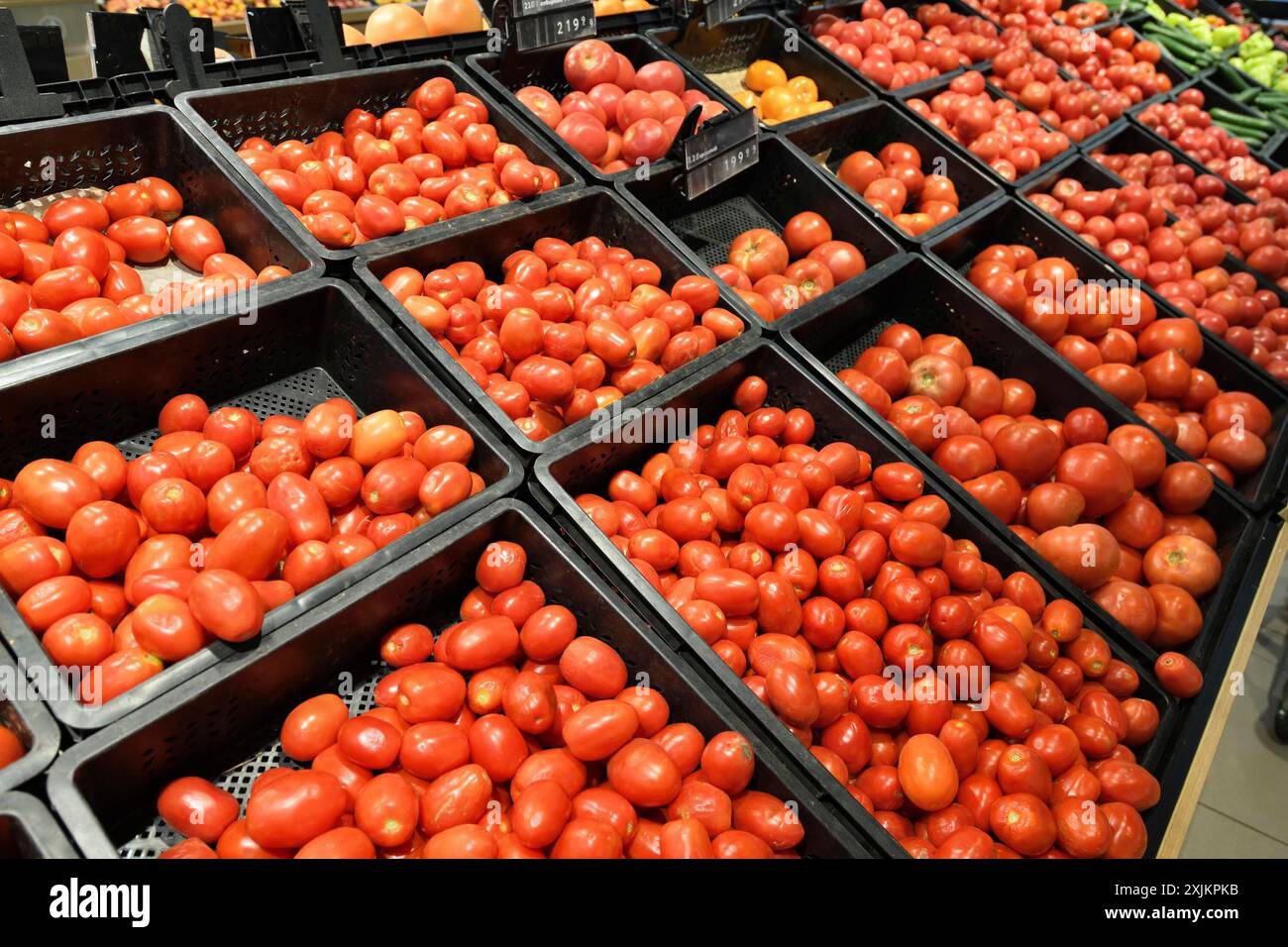 Vetrina con i pomodori nelle scatole di plastica Foto Stock