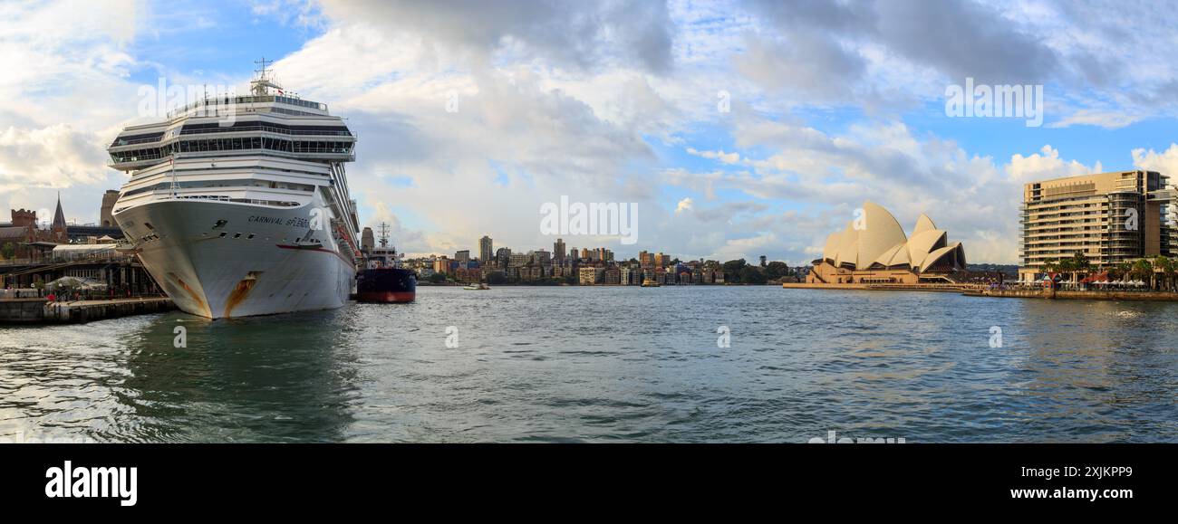 Una vista panoramica del porto di Sydney, Sydney, Australia, con l'iconica Opera House e la nave da crociera Carnival Splendor Foto Stock