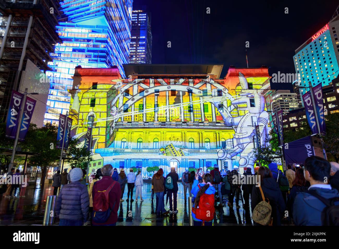 Sydney, Australia. Un breve film con un canguro robot viene proiettato nella storica Customs House durante gli spettacoli di luci annuali "Vivid Sydney" Foto Stock