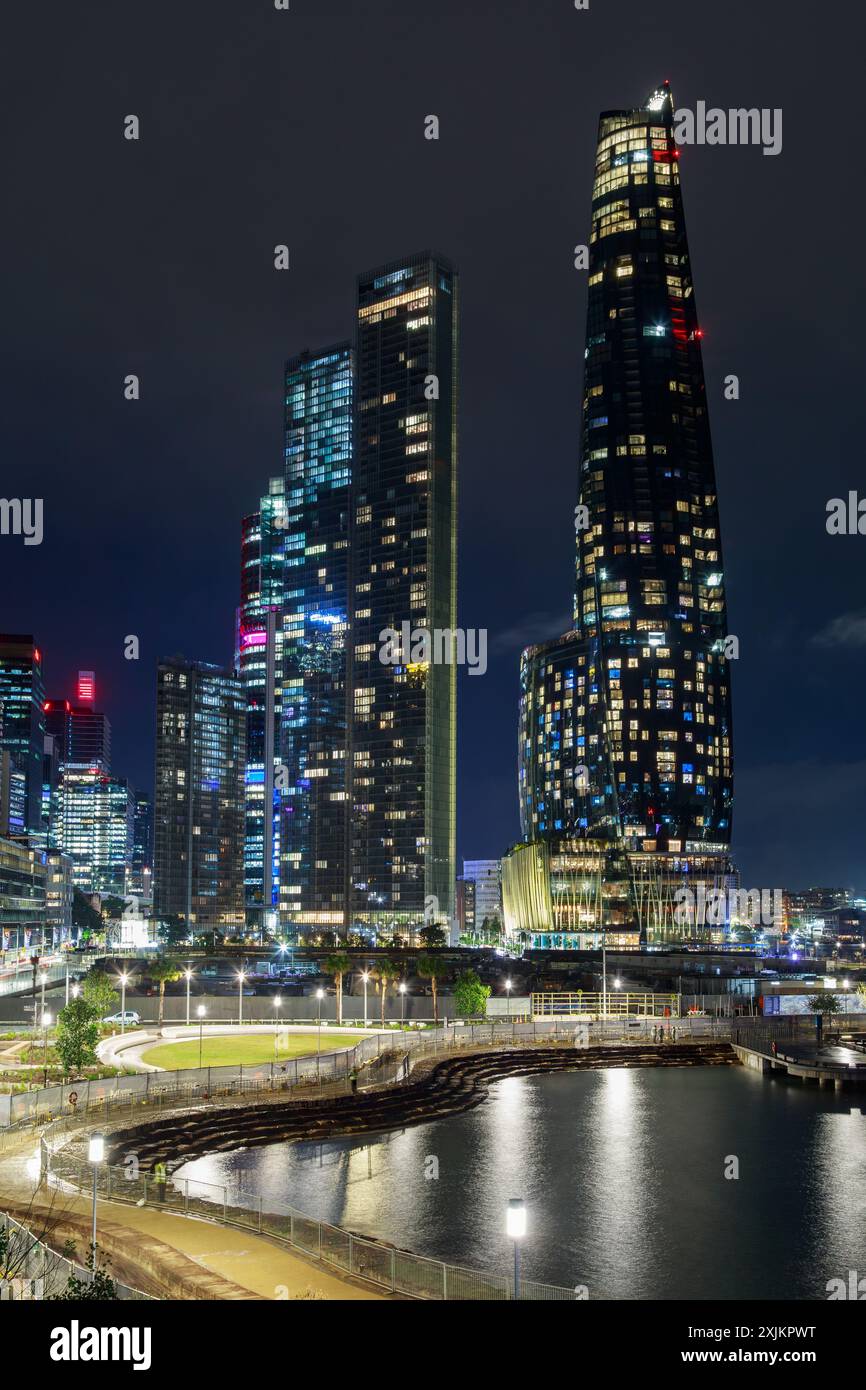 Vista notturna dei Bond Apartments (a sinistra) e del Crown Towers Hotel (a destra) a Barangaroo, Sydney, Australia Foto Stock