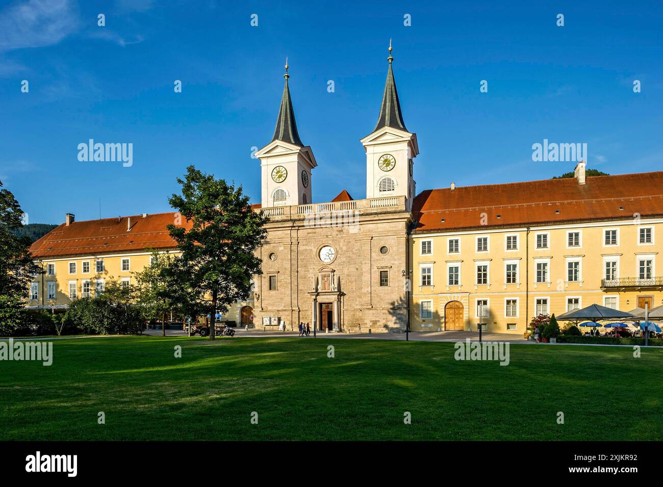 Ex abbazia benedettina monastero di Tegernsee con la basilica di San Quirino, oggi castello con birreria, locanda e birreria all'aperto, città di Tegernsee, Mangfall Foto Stock