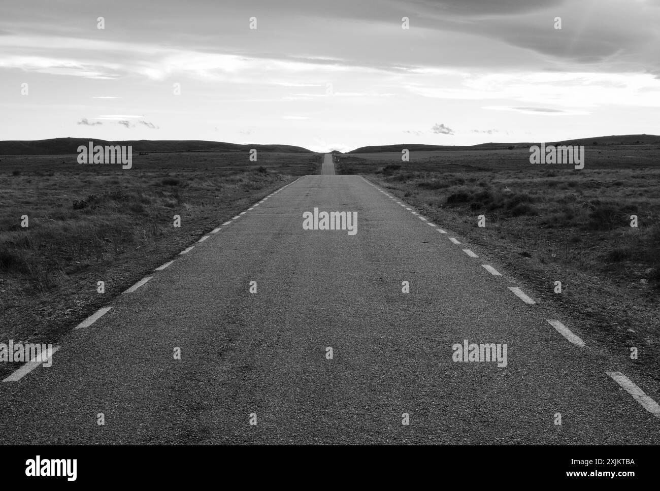 Strada di campagna solitaria nel comune di Guadalajara, Castilla- la Mancha, Spagna, Spagna Foto Stock