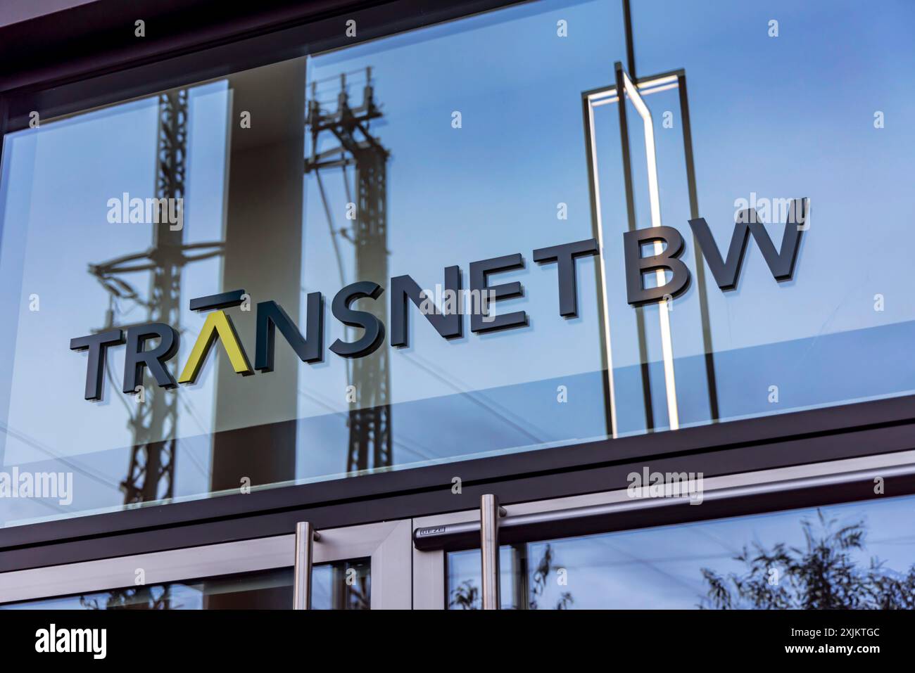 Transnet, logo aziendale presso la sede dell'azienda. TransnetBW GmbH è un operatore tedesco di sistemi di trasmissione, Critical Infrastructure, Stoccarda Foto Stock