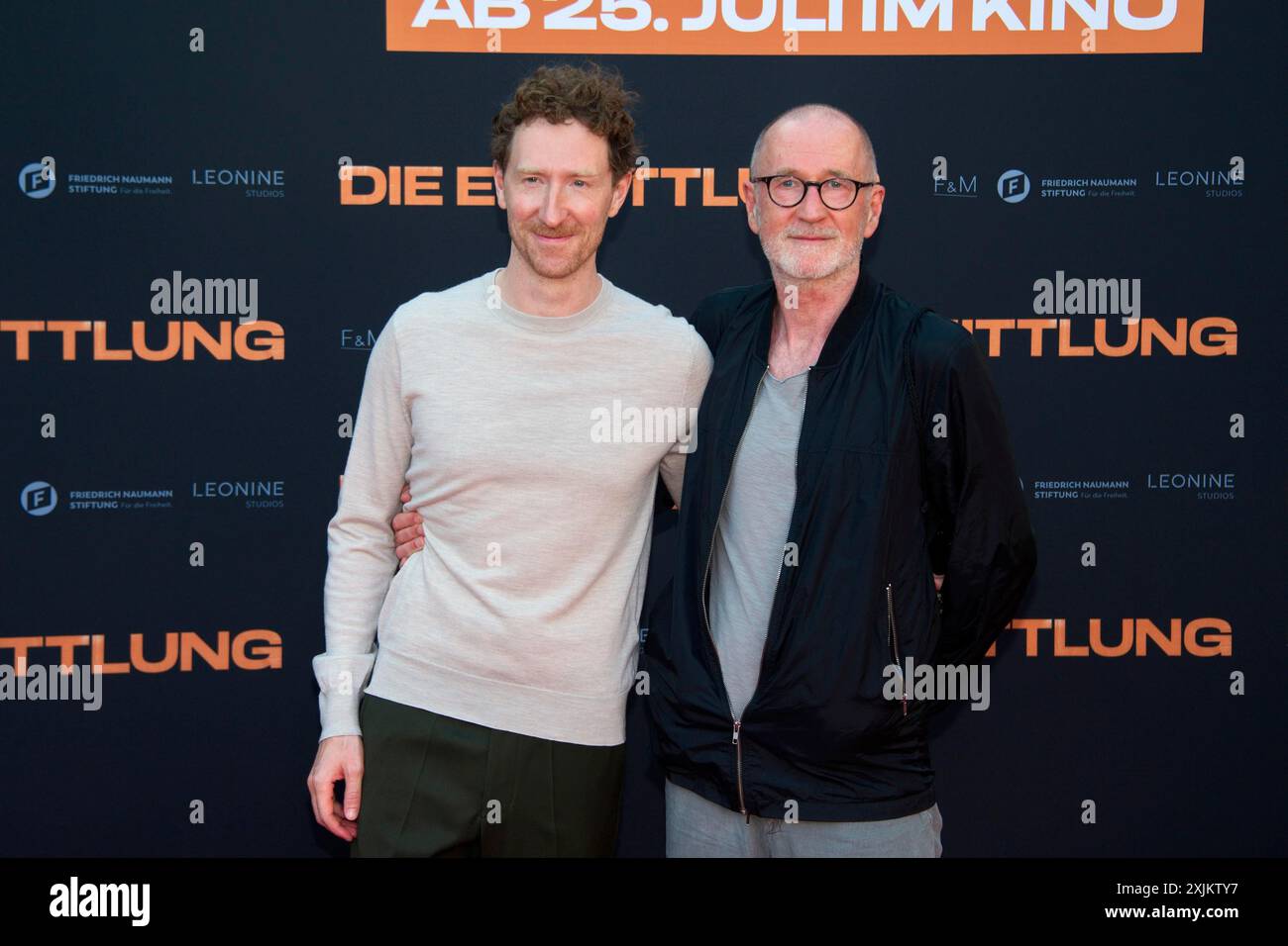 Peter Lohmeyer con suo figlio Louis Klamroth, DIE ERMITTLUNG, servizio fotografico sul Red carpet per la prima di Berlino allo ZOO Palast di Berlino, 16.07.2024 Foto Stock