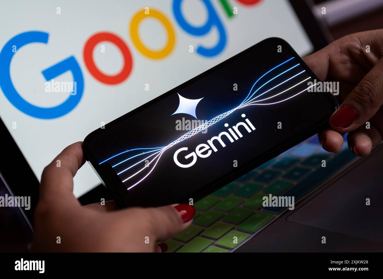 Guwahati, India. 8 dicembre 2023. In questa immagine viene visualizzato un logo Gemini su uno smartphone con il logo Google sullo sfondo Foto Stock