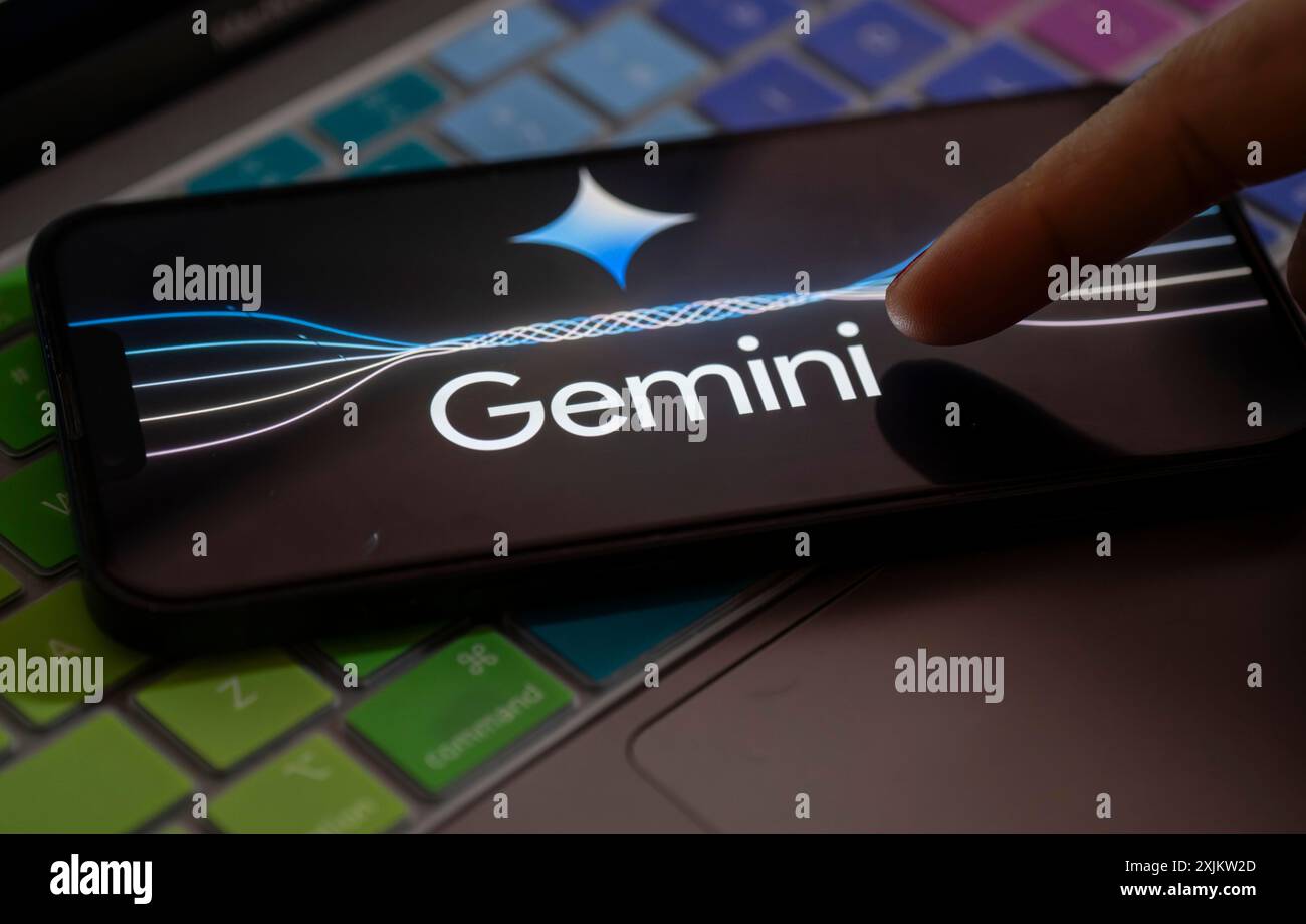 Guwahati, India. 8 dicembre 2023. In questa immagine viene visualizzato un logo Gemini su uno smartphone sulla tastiera di un computer Foto Stock