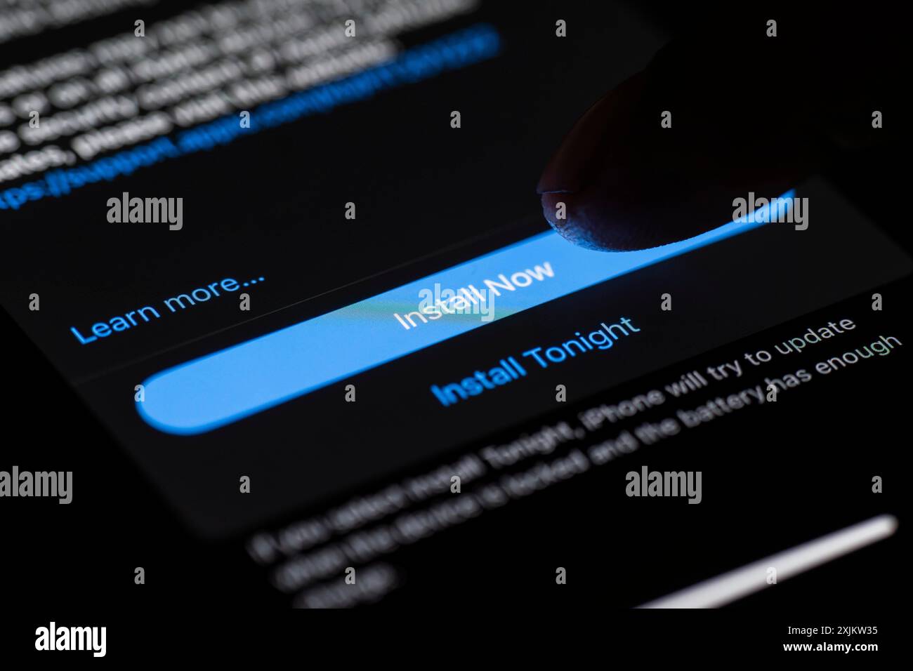 In questa immagine una persona installa gli aggiornamenti di iOS 17,3 su un dispositivo iPhone il 26 gennaio 2024 a Guwahati, India. Apple ha lanciato una nuova Foto Stock