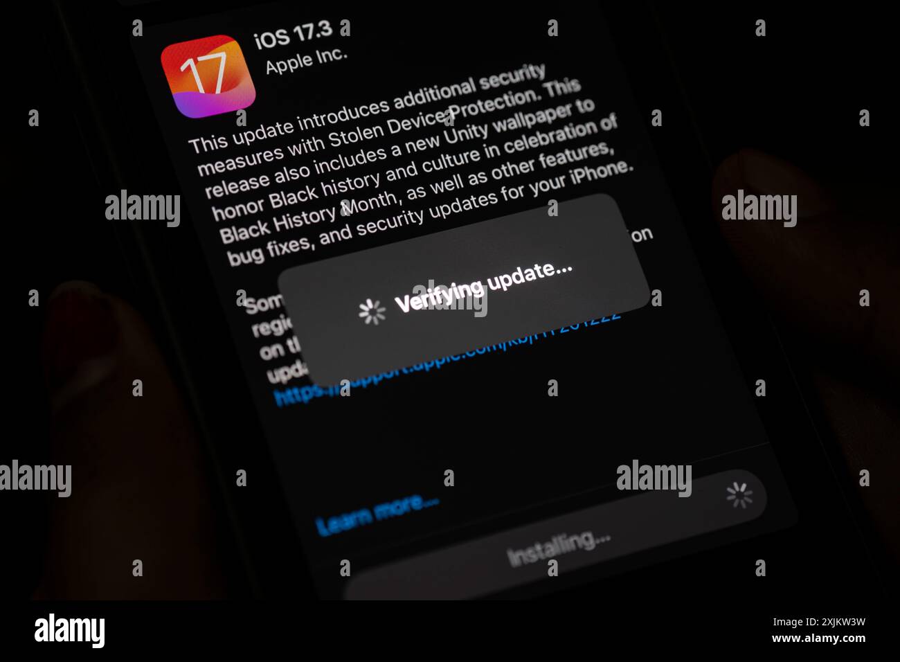 In questa immagine una persona installa gli aggiornamenti di iOS 17,3 su un dispositivo iPhone il 26 gennaio 2024 a Guwahati, India. Apple ha lanciato una nuova Foto Stock