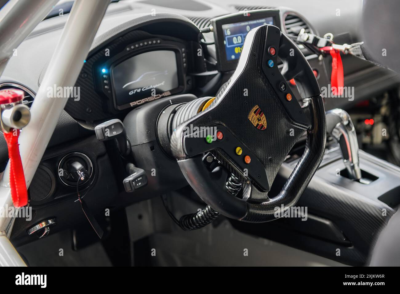 Guarda l'abitacolo con display digitale volante moderno volante sportivo della versione da corsa di Porsche Cayman GT4 Foto Stock
