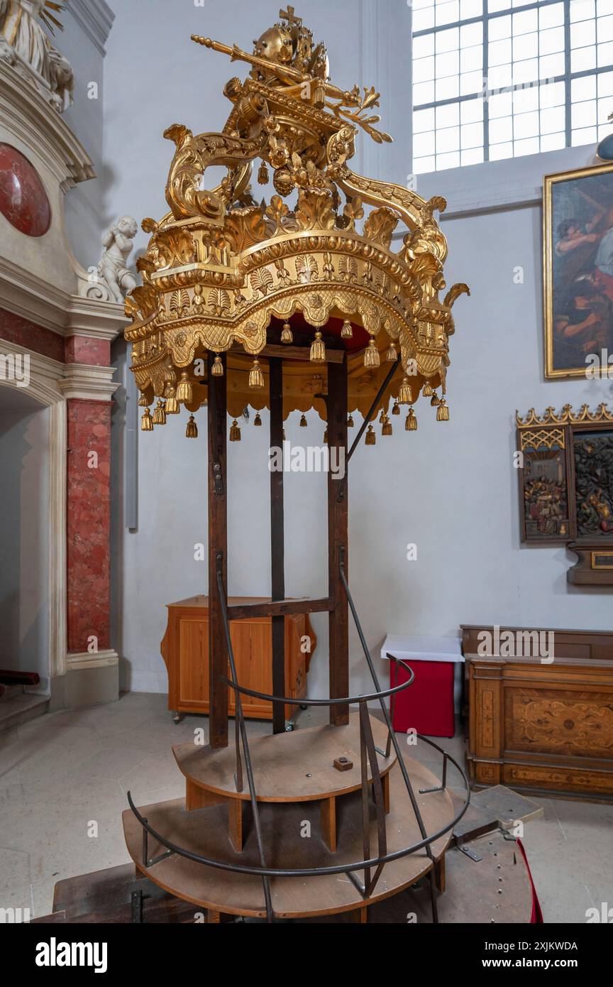 Piedistallo con baldacchino per la statua di un santo nella chiesa barocca di San Martino, Gruener Markt, Bamberga, alta Franconia, Baviera, Germania Foto Stock