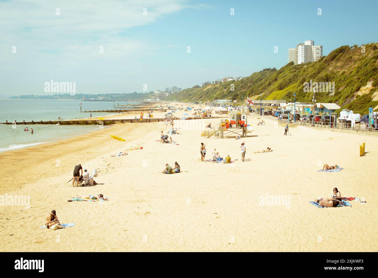 Idilliaco scenario balneare con il caldo sole estivo, Bournemouth, Dorset, Regno Unito Foto Stock