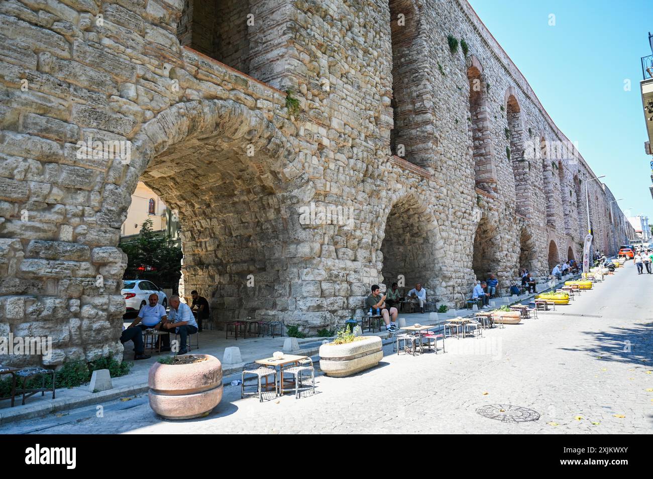 (240719) -- ISTANBUL, 19 luglio 2024 (Xinhua) -- questa foto scattata il 18 luglio 2024 mostra una scena dell'Acquedotto di Valente a Istanbul, T¨¹rkiye. L'acquedotto di Valente è un importante acquedotto romano di Istanbul. Come parte di un più ampio sistema di approvvigionamento idrico, fu completato alla fine del IV secolo d.C. durante il regno dell'imperatore romano Valente, da cui prende il nome. La struttura è notevole per il suo impressionante design ingegneristico e architettonico. L'acquedotto è stato costruito utilizzando una combinazione di pietra e mattoni, e presenta una serie di archi che sostengono il canale d'acqua sopra. T Foto Stock