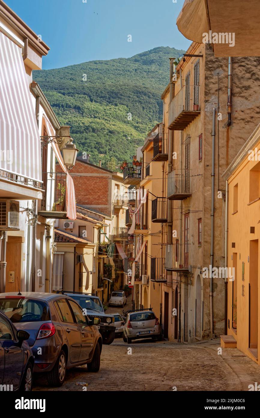 Stretta strada acciottolata nel centro storico della città siciliana di Castelbuono. Sicilia, Italia, Europa meridionale Foto Stock