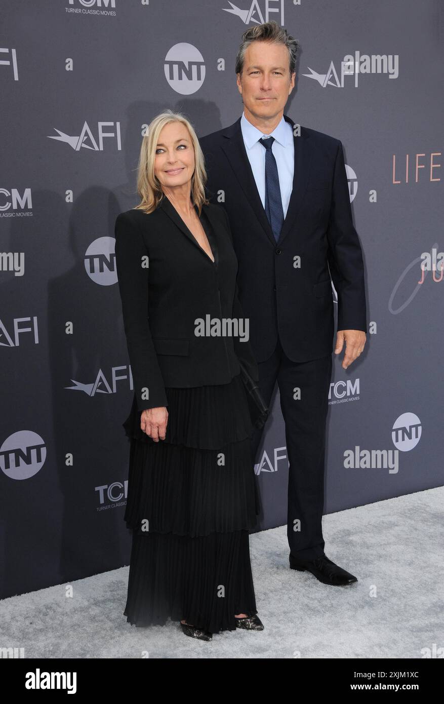 Bo Derek e John Corbett al 48° Annual AFI Life Achievement Award in onore di Julie Andrews tenutosi al Dolby Theater di Hollywood, USA il 9 giugno Foto Stock