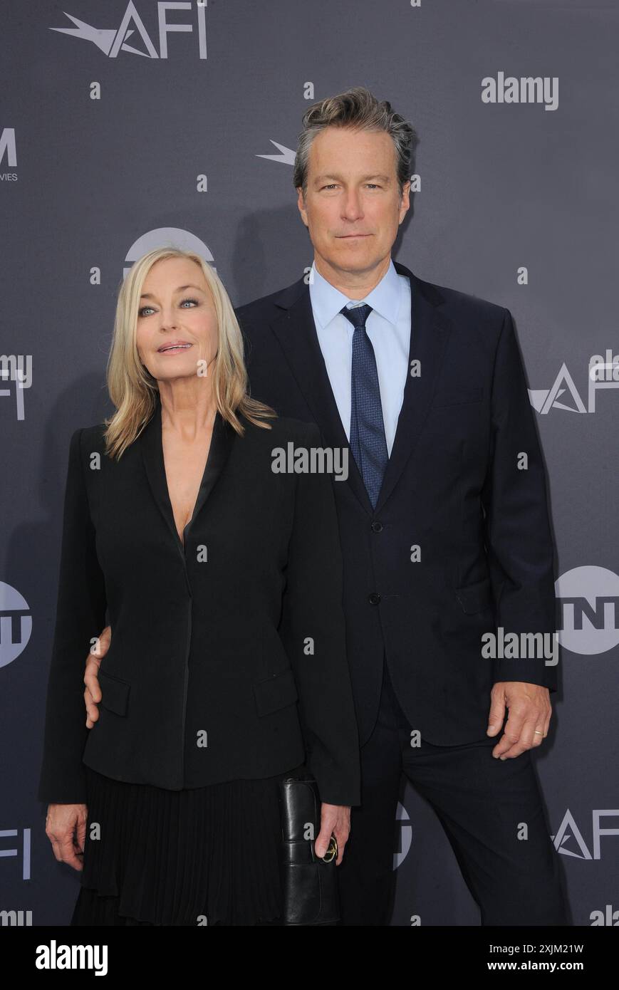 Bo Derek e John Corbett al 48° Annual AFI Life Achievement Award in onore di Julie Andrews tenutosi al Dolby Theater di Hollywood, USA il 9 giugno Foto Stock