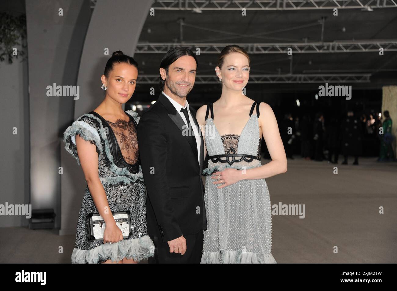 Alicia Vikander, Nicolas Ghesquiere ed Emma Stone al 2° gala annuale del Museo dell'Accademia tenutasi presso l'Academy Museum of Motion Pictures di Los Angeles Foto Stock