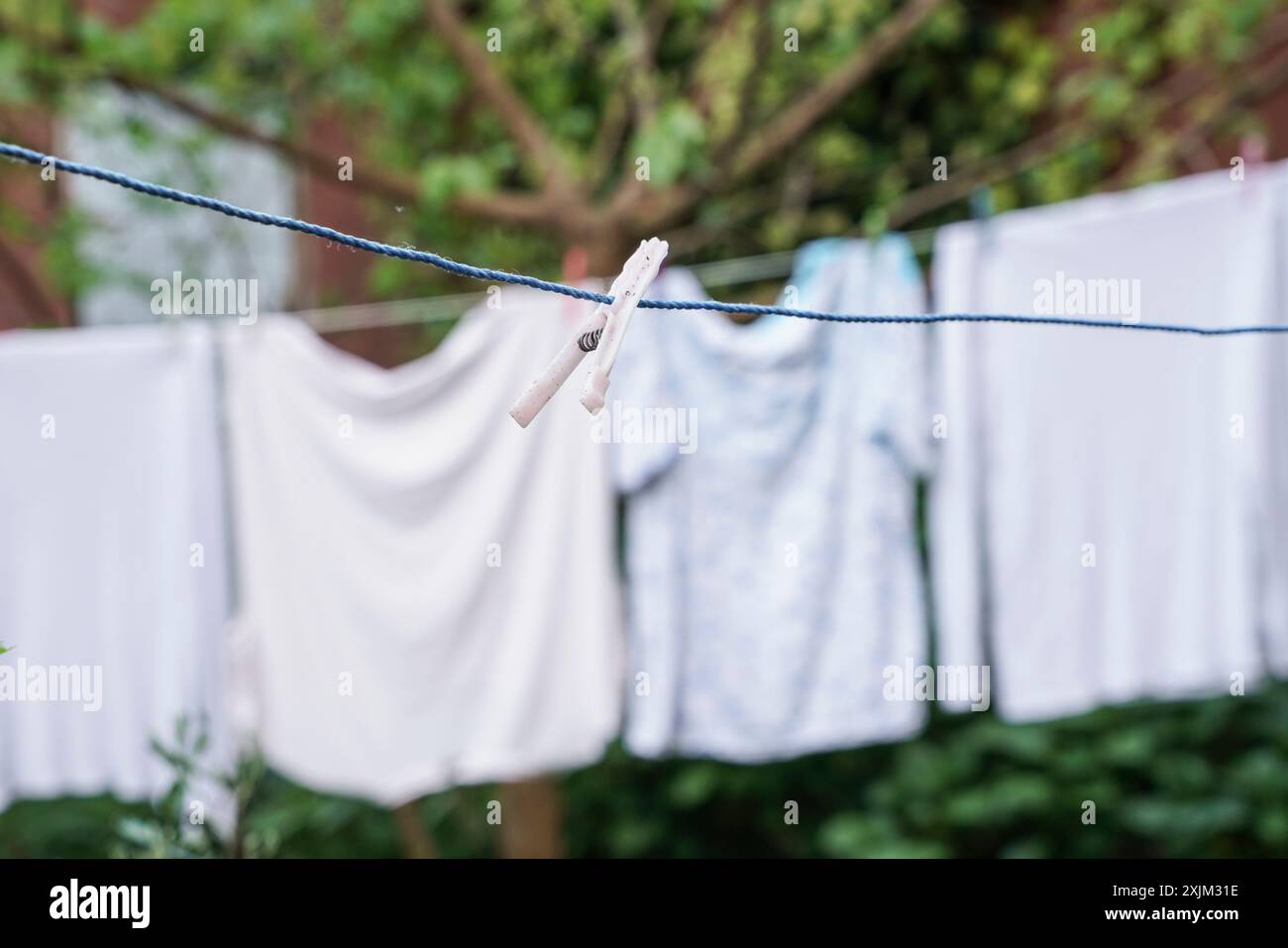 vestiti appesi in giardino per asciugarsi Foto Stock