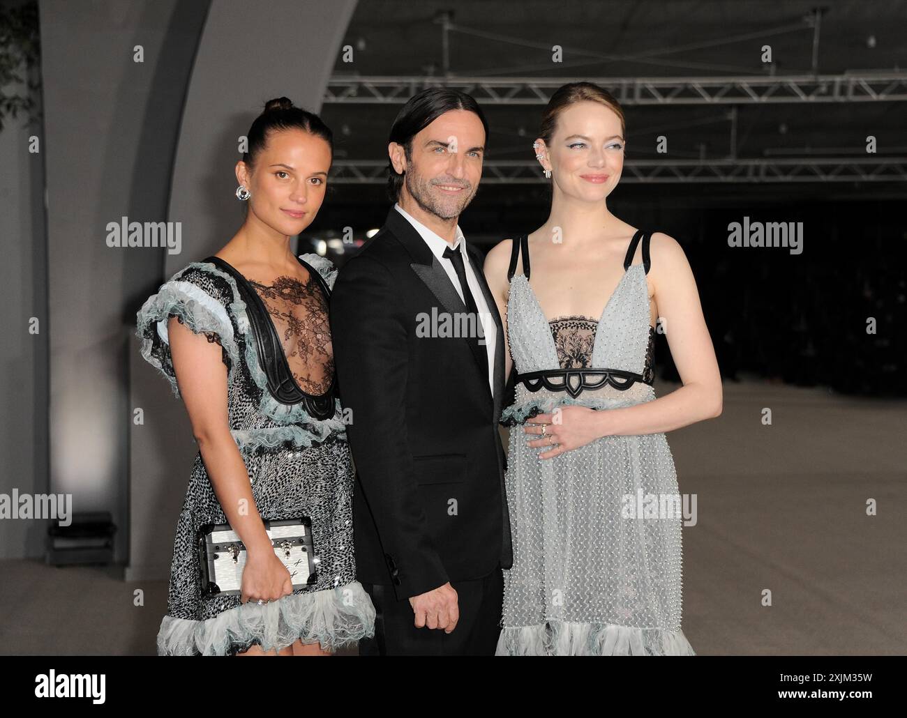 Alicia Vikander, Nicolas Ghesquiere ed Emma Stone al 2° gala annuale del Museo dell'Accademia tenutasi presso l'Academy Museum of Motion Pictures di Los Angeles Foto Stock