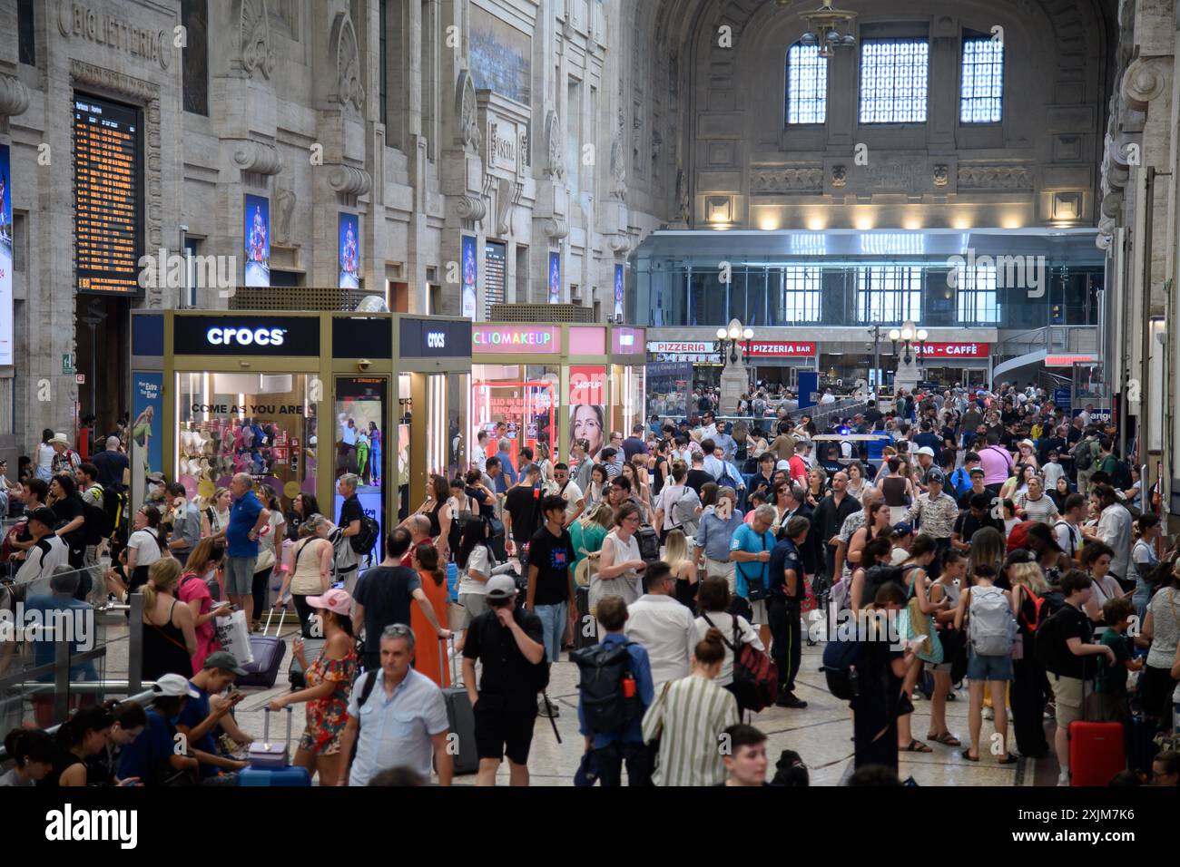 Milano, Milano. 19 luglio 2024. Ritardi e cancellazioni dei treni in stazione centrale a causa di un guasto alla linea dell'alta velocit&#xe0; - Milano - Venerd&#xec; 19 luglio 2024 (foto Claudio Furlan/Lapresse) firma del protocollo d'intesa tra regione Lombardia ed Eni Spa - Milano - venerdì 19 luglio 2024 (foto Claudio Furlan/Lapresse) credito: LaPresse/Alamy Live News Foto Stock