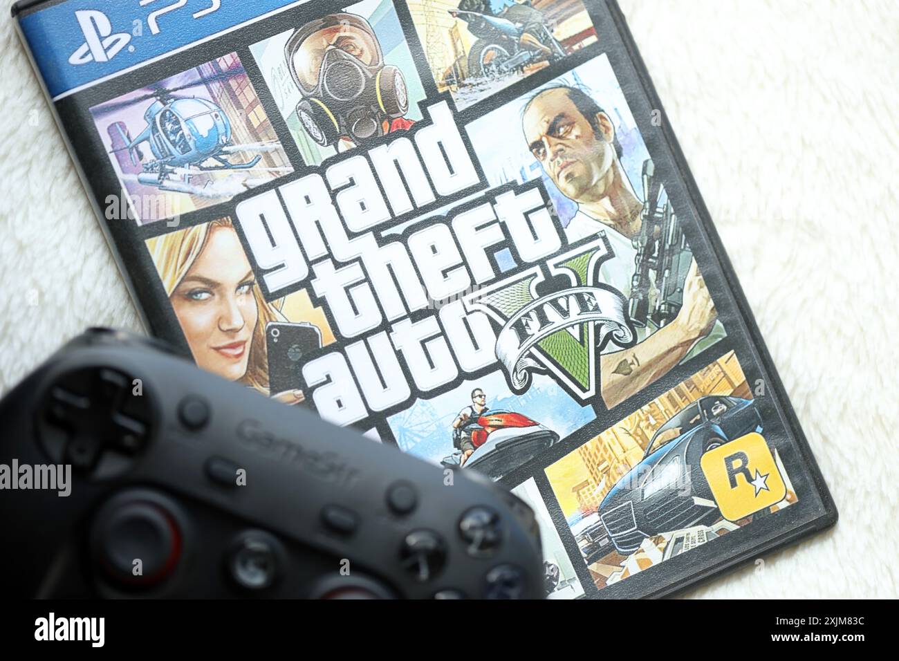 KIEV, UCRAINA - 26 GIUGNO 2024 Grand Theft Auto 5 PS4 videogioco box per console di gioco. Primo piano su un disco di videogiochi molto popolare Foto Stock