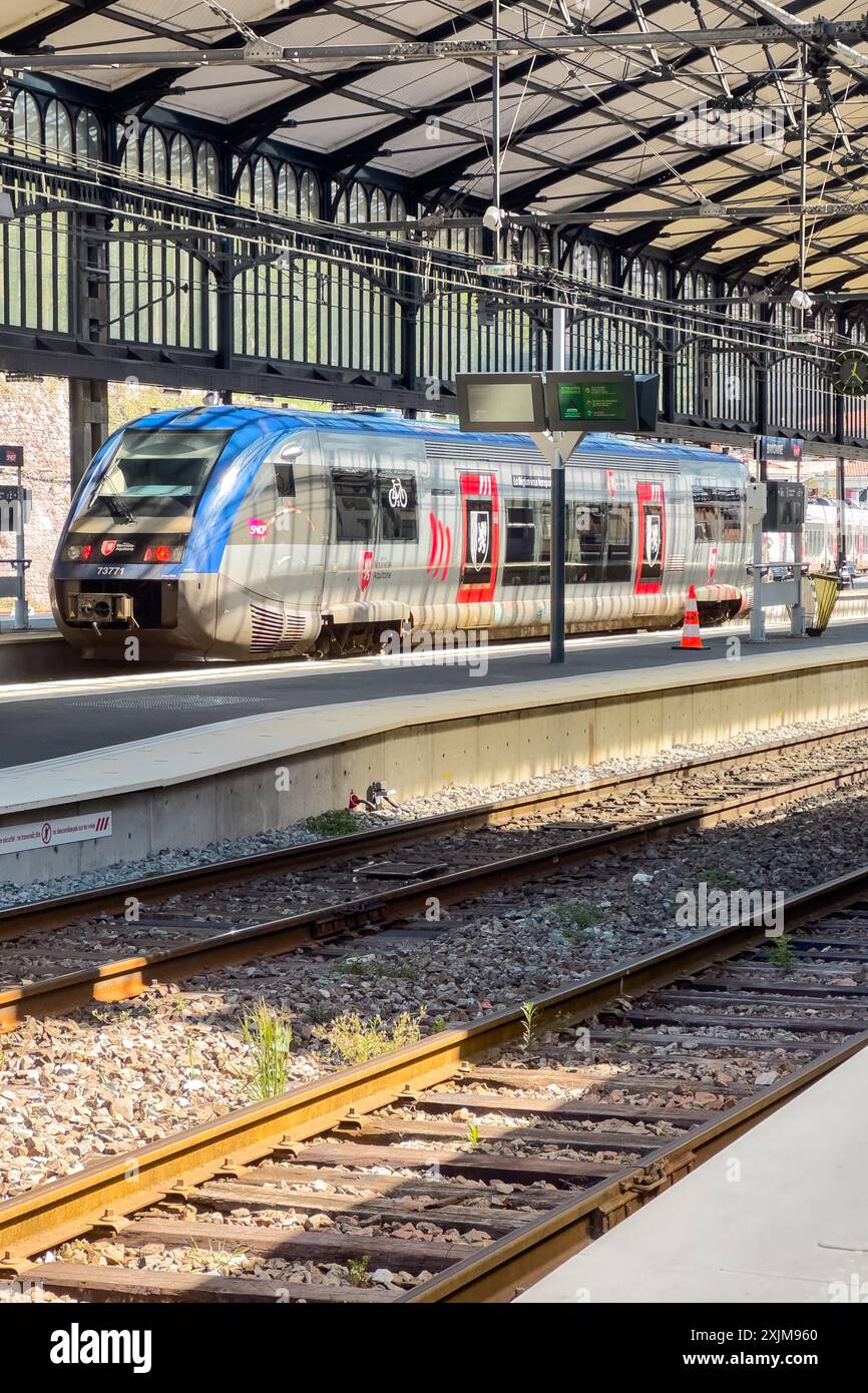 Bayonne, Francia, 19 aprile 2023: Stazione SNCF di Bayonne negli Atlantici dei Pirenei. Fotografia di alta qualità Foto Stock