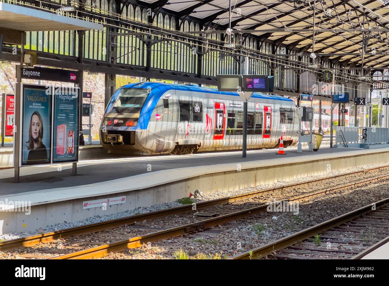 Bayonne, Francia, 19 aprile 2023: Stazione SNCF di Bayonne negli Atlantici dei Pirenei. Fotografia di alta qualità Foto Stock