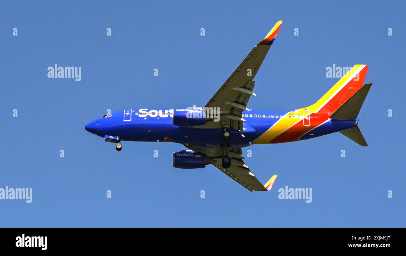Alexandria, Virginia, USA - 1 maggio 2024: Boeing 737 Max jet (registrazione N235WN) operato dalla compagnia aerea budget Southwest Airlines in volo Foto Stock